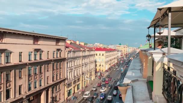 Rusland, St. Petersburg, 18 augustus 2019: Zicht op Nevsky Prospekt vanaf het terras van een van de huizen op een heldere zonnige avond, spitsuur op de weg met veel auto 's, verkeer op de weg — Stockvideo