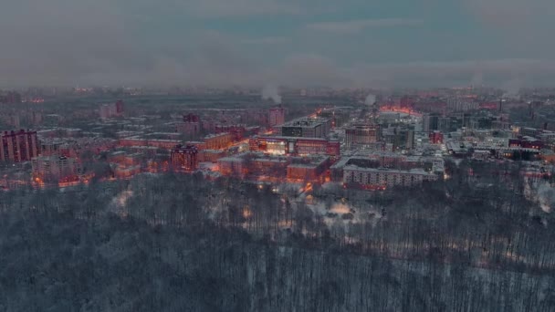 Luftbild von St. Petersburg - Russland, Drohne fliegt abends über riesige Wohnsiedlungen, Baukräne, nächtliche Beleuchtung, nächtliches Stadtbild, Wolken schweben unter Drohne — Stockvideo