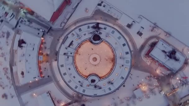 Luftaufnahme des Flaschenbaus der Insel Neuholland an einem verschneiten Winterabend, Kreisverkehr, nächtliche Beleuchtung von Gebäuden, nächtliches Stadtbild, Wahrzeichen von St. Petersbur — Stockvideo