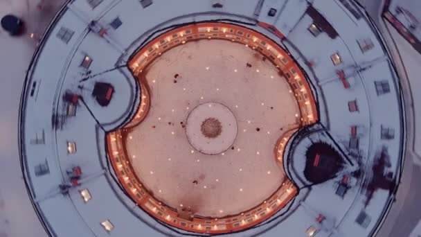 Flygdrönare utsikt över Bottle byggnaden av New Holland ön i en snöig vinterkväll, Roundabout Cirkulation, natt belysning av byggnader, natt stadsbild, landmärken i St Petersbur — Stockvideo