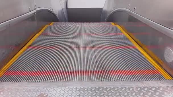 Eerste persoon weergave van close-up beelden van het verplaatsen van lege moderne roltrap, roltrap beweegt stappen omhoog, stappen zijn gemarkeerd in rood en geel — Stockvideo