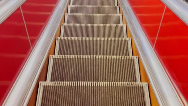 Ego-Ansicht der Nahaufnahme von bewegten leeren Rolltreppen, Rolltreppe bewegt sich Schritte nach unten — Stockvideo