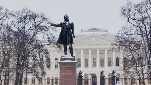 Відомий пам'ятник поетові Олександру Сергійовичу Пушкіну на площі Мистецтв перед Російським музеєм на снігопаді. — стокове відео