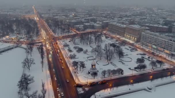 Νυχτερινός φωτισμός του κεντρικού δρόμου της αρτηρίας της περιοχής Petrograd της Αγίας Πετρούπολης το σούρουπο, το παρεκκλήσι Trinity στην πλατεία που καλύπτει το χιόνι, το τζαμί καθεδρικό ναό στο παρασκήνιο — Αρχείο Βίντεο