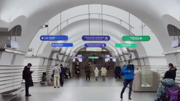 Russie, Saint-Pétersbourg, 28 janvier 2022 : Le hall de la station de métro centrale Nevsky Prospekt, quelques personnes, personnes assises sur des bancs, intérieur lumineux, panneaux d'information colorés — Video