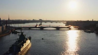 Rus donanması, deniz gücü, manzaralar arasındaki en son kruvazörler, arka planda Isaac katedrali, Neva Nehri 'nin sularındaki savaş gemileriyle birlikte sabah havası.