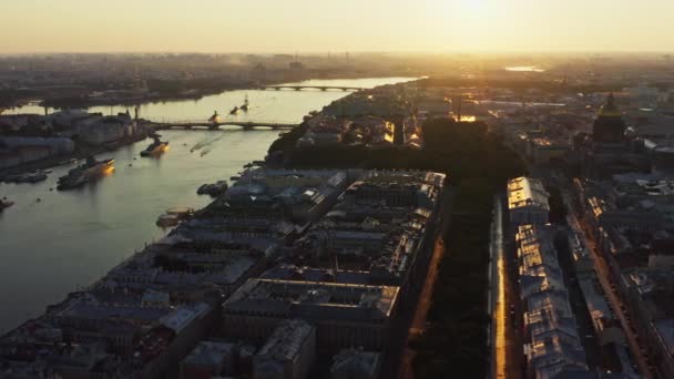 Flygfoto morgon stadslandskap med krigsfartyg i vattnen i Neva River före semestern i den ryska flottan, sjökraft, de senaste kryssare bland sevärdheterna, Isaac katedralen på en bakgrund — Stockvideo