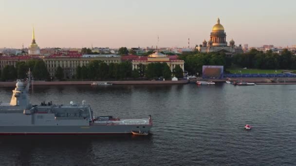 Rus donanması, deniz gücü, manzaralar arasındaki en son kruvazörler, arka planda Isaac katedrali, Neva Nehri 'nin sularındaki savaş gemileriyle birlikte sabah havası. — Stok video