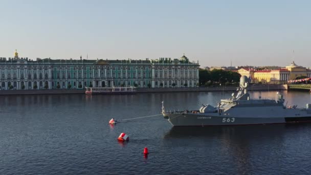 Flygfoto morgon stadslandskap med krigsfartyg i vattnen i Neva River före semestern i den ryska flottan, sjökraft, de senaste kryssare bland sevärdheterna, Vinterpalatset på en bakgrund — Stockvideo