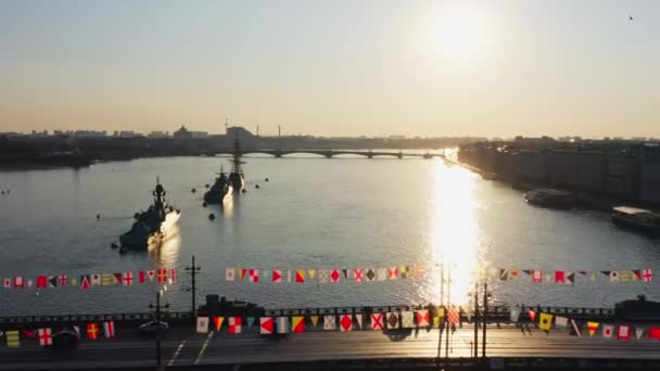 日の出のロシア海軍の休日の前にネヴァ川の水の中に軍艦と空中の朝の街並み,観光スポットの中で最新の巡洋艦,背景にピーターとポール要塞 — ストック動画