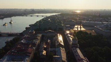 Gündoğumunda Rus donanmasının bayramından önce Neva Nehri 'nin sularındaki savaş gemileriyle birlikte sabah havası manzarası. Manzaralar arasındaki en son kruvazörler, arka planda Peter ve Paul kalesi.