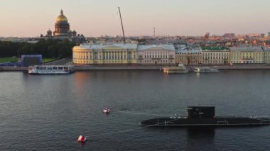 Rus donanması, deniz gücü, manzaralar arasındaki en son kruvazörler, arka planda Isaac katedrali, Neva Nehri 'nin sularındaki savaş gemileriyle birlikte sabah havası.