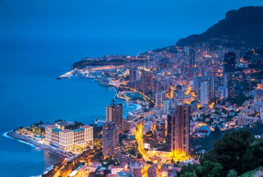 Monako 'nun hava manzarası - Alacakaranlıkta Monte-Carlo, gece aydınlatmalı şehir manzarası, dağ, gökdelenler, Akdeniz