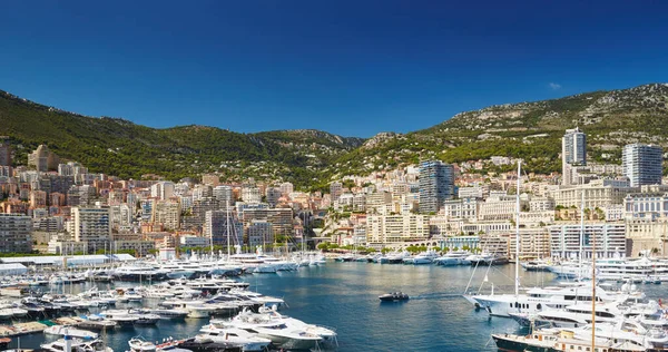 Lucht uitzicht op de haven Hercules in Monaco - Monte-Carlo op zonnige dag, veel jachten en boten liggen afgemeerd in de jachthaven, Middellandse Zee Stockafbeelding