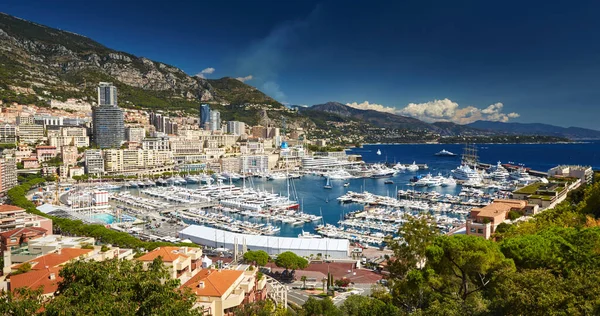 Vista aérea do porto de Hércules em Mônaco - Monte-Carlo no dia ensolarado, muitos iates e barcos são ancorados na marina, mar mediterrâneo — Fotografia de Stock