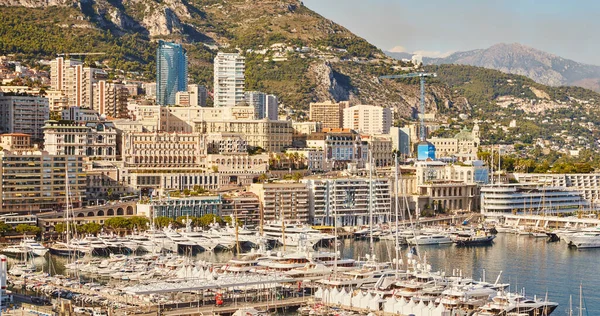 Вид с воздуха на порт Геркулес в Монако - Монте-Карло в солнечный день, много яхт и лодок пришвартованы в марине, Средиземном море — стоковое фото