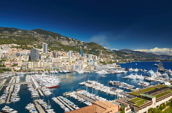 Vista aérea del puerto de Hércules en Mónaco - Monte Carlo en el día soleado, una gran cantidad de yates y barcos están amarrados en el puerto deportivo, el mar Mediterráneo —  Fotos de Stock