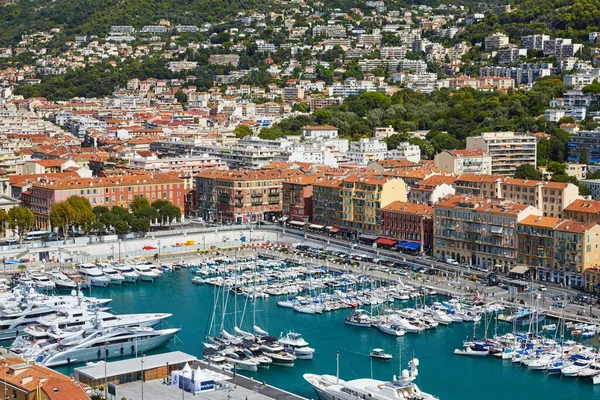 Mónaco, Montecarlo, muchos barcos a motor están amarrados en puerto en un día soleado, las cuerdas de amarre entran en el agua azul, las proas de los barcos a motor en una fila, barandillas de barcos — Foto de Stock