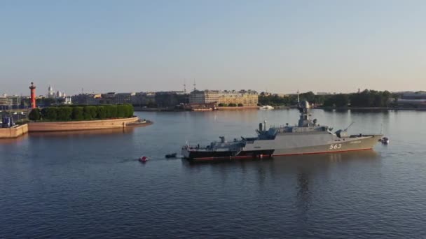 Russia, St. Petersburg, 27 July 2019: Aerial morning urban landscape with warship Serpuchov in the Neva River before the holiday of the Russian Navy, sea power, Rostral columns on a background — Stock Video