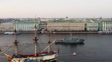 Modern bir askeri teknenin havadan görünüşü, Rus Donanması, Kış Sarayı, Kış Sarayı tatilinden önce antik firkateyn Poltava 'nın bir kopyası olan Saray seti boyunca sabahın erken saatlerinde gider.