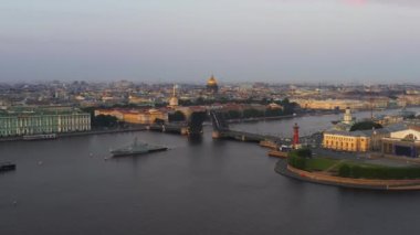 Antik fırkateyn Poltava 'nın ve modern kruvazörlerin sabah erken saatlerde Rus Donanması' nın bayramından önceki hava manzarası Palace Köprüsü, Isaac Katedrali, Kış Sarayı, Rostral Sarayı
