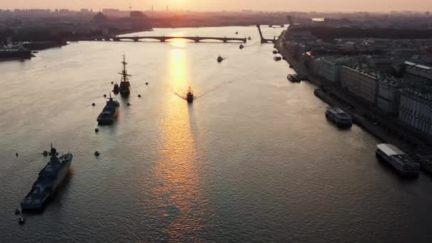 Sabahın erken saatlerinde Rus donanmasının bayramından önce Neva Nehri 'ndeki savaş gemileriyle hava manzarası yükseltilmiş asma köprünün altından geçen savaş gemileri, tarihi noktalar arasındaki son kruvazörler, Trinity köprüsü. — Stok video