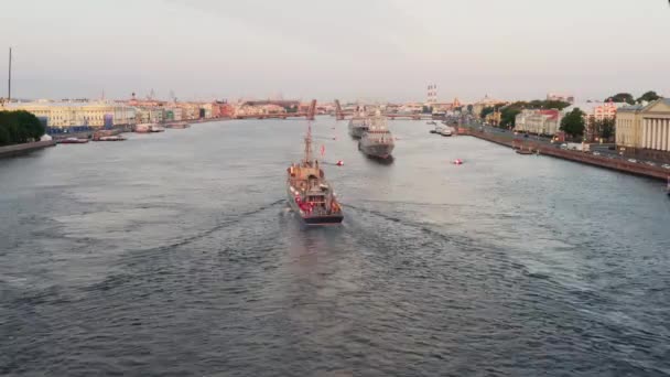 Flygfoto morgon stadslandskap med krigsfartyg i vattnen i Neva River före semestern i den ryska flottan, sjökraft, de senaste kryssare bland sevärdheterna — Stockvideo