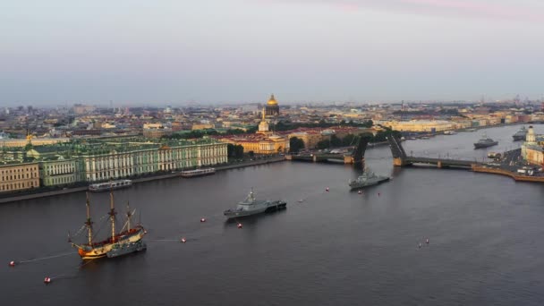 早朝にロシア海軍の休日の前に古代フリゲートPoltavaと現代の巡洋艦のレプリカの空中風景は、パレスブリッジ、アイザック大聖堂、冬の宮殿、ロストラルを調達 — ストック動画