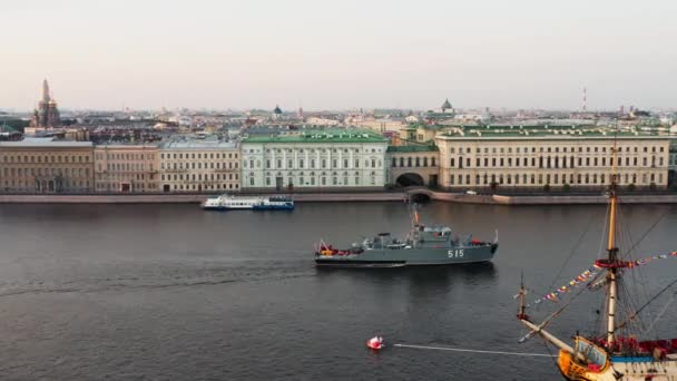 Luftbild eines modernen Militärbootes geht am frühen Morgen am Palastdamm entlang, eine Replik der alten Fregatte Poltawa vor dem Urlaub der russischen Marine, Winterpalast — Stockvideo