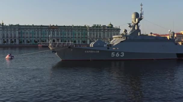 Rusia, San Petersburgo, 27 de julio de 2019: Paisaje urbano matutino aéreo con el buque de guerra Serpuchov en el río Neva antes de las vacaciones de la marina rusa, potencia marítima, Palacio de Invierno en un segundo plano — Vídeos de Stock