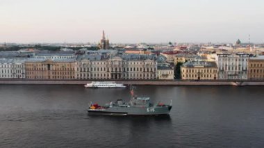 Modern bir askeri teknenin havadan görünüşü, Rus Donanması, Kış Sarayı, Kış Sarayı tatilinden önce antik firkateyn Poltava 'nın bir kopyası olan Saray seti boyunca sabahın erken saatlerinde gider.