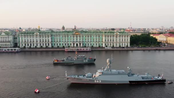 Rusko, Petrohrad, 27. července 2019: Letecká krajina moderního vojenského člunu pluje podél zimního paláce časně ráno, obrovský křižník Serpuchov před svátkem ruského námořnictva — Stock video