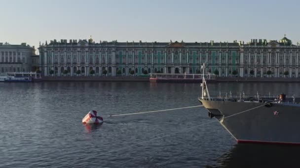 Ryssland, St Petersburg, 27 juli 2019: Flygfoto morgon urbana landskap med krigsfartyg Serpuchov i Neva floden före semestern i den ryska flottan, sjömakt, Vinterpalatset på en bakgrund — Stockvideo