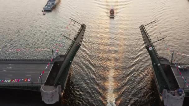 Luftbild von Kriegsschiffen unter einer erhöhten Zugbrücke des Palastes, Draufsicht, schwarze Farbe des Wassers, die Newa vor dem Urlaub der russischen Marine am frühen Morgen — Stockvideo