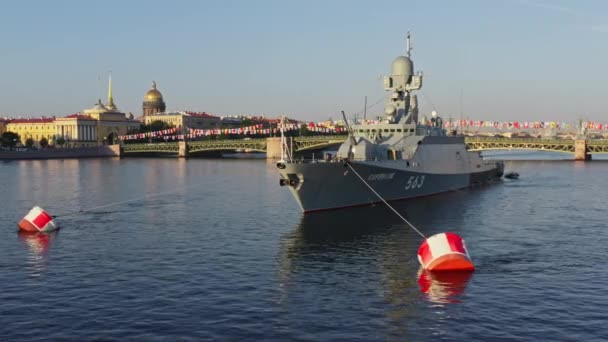 Rusya, St. Petersburg, 27 Temmuz 2019: Savaş gemisi Serpuchov ile birlikte Rus Donanması, deniz gücü ve Isaac katedrali 'nin bir arka plan üzerindeki tatili öncesinde Neva Nehri' nde havadan sabah kent manzarası — Stok video