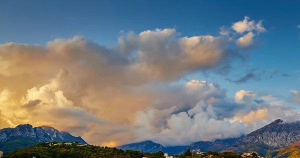 Vista de las montañas de Italia al atardecer, Ventimiglia al atardecer a través de la villa y el bosque, nubes naranjas y rosadas —  Fotos de Stock