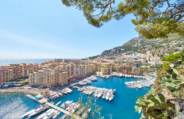 Imagem panorâmica de Port Fontvieille - Mônaco, vista de cima de Monaco Ville, água azul, reflexos do sol sobre a água, porto no dia ensolarado, apartamentos de luxo, um monte de iates e barcos, montanha — Fotografia de Stock