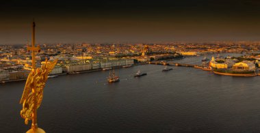Güneş doğarken Peter ve Paul Kalesi 'nin çarmıhındaki altın melek, arka planda St. Petersburg' un simgeleri, Isaac katedrali, Deniz Kuvvetleri, Rostral sütunları, Kış Sarayı