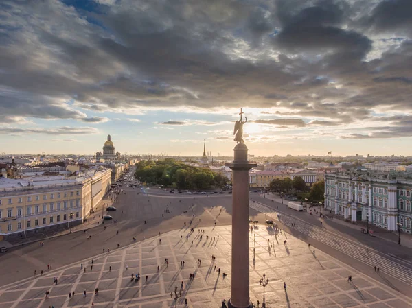 Uitzicht vanuit de lucht op Palace Square en Alexandr Column bij zonsondergang, een gouden koepel van St. Isaacs Cathedral, gouden torenspits van Admiraliteitsgebouw, het Winterpaleis, lange schaduwen, wolk — Stockfoto