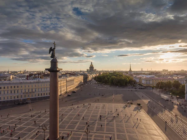 Erial view of Palace Square and Alexandr Column at sunset, a gold dome of St. Isaacs Cathedral, golden spire of Admiralty building, the Winter Palace, long shadows, cloud — Stock Photo, Image