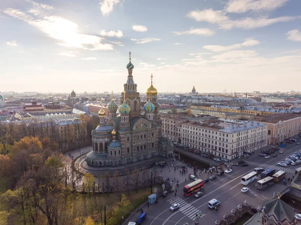 Vista aérea de la iglesia catedral del Salvador en Sangre y parque Mikhaylovskiy al atardecer, cúpula dorada, techos de San Petersburgo, sombras de árboles, otoño, — Foto de Stock