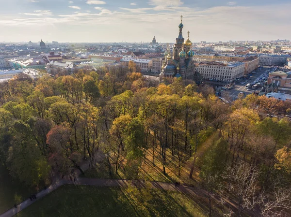 Vista aérea de la iglesia catedral del Salvador en Sangre y parque Mikhaylovskiy al atardecer, cúpula dorada, techos de San Petersburgo, sombras de árboles, otoño, — Foto de Stock