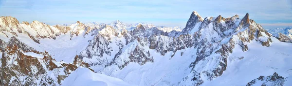 Hora Aiguille du Midi 3842 metrů v masivu Mont Blanc ve francouzských Alpách při západu slunce, panoramatický obraz, vrcholy hor — Stock fotografie