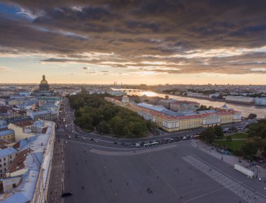 Gün batımında Palace Meydanı 'nın havadan görünüşü, St. Isaac Katedrali' nin altın kubbesi, Amirallik binasının kulesi, Kış Sarayı, uzun gölgeler, karamsar bulutlar, Neva Nehri 'nin seti.