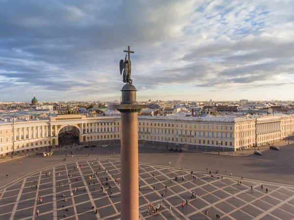Saray Meydanı 'nın havadan görünüşü ve günbatımında Alexander Sütunu, arka planda Kazanskiy Katedrali' nin kubbesi, Kış Sarayı, küçük insanlarla yürüyüş. — Stok fotoğraf