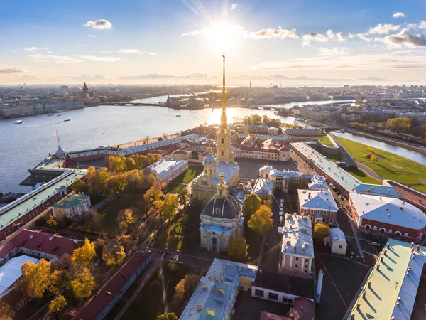 Россия, Санкт-Петербург, Воздушный пейзаж Петропавловского собора на закате, стены крепости, Золотая осень, панорамный пейзаж, золотой шпиль с крестом и ангелом, разводные мосты, река Нева — стоковое фото