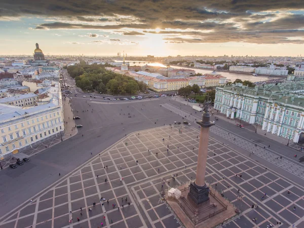 Erial view of Palace Square and Alexandr Column at sunset, a gold dome of St. Isaacs Cathedral, golden spire of Admiralty building, the Winter Palace, long shadows, cloud — Stock Photo, Image