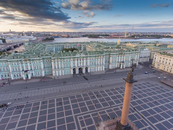 Rusya, Saint-Petersburg, Hermitage ve Kış Sarayı 'nın gün batımında çatısı, Rusya bayrağı, Neva nehri, Peter ve Paul kalesi, Rostral sütunları, eski borsa — Stok fotoğraf