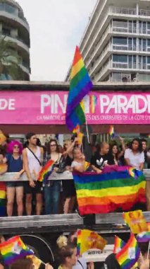 Fransa, Nice, 04 Ağustos 2018: Fransız Rivierası 'nın ana caddelerinde geleneksel olmayan oryantasyon yapan insanları desteklemek için Pembe Geçit töreni, LGBT topluluğunun neşeli bayrakları, müzik kamyonu