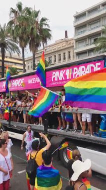 Fransa, Nice, 04 Ağustos 2018: Fransız Rivierası 'nın ana caddelerinde geleneksel olmayan oryantasyon yapan insanları desteklemek için Pembe Geçit töreni, LGBT topluluğunun neşeli bayrakları, müzik kamyonu